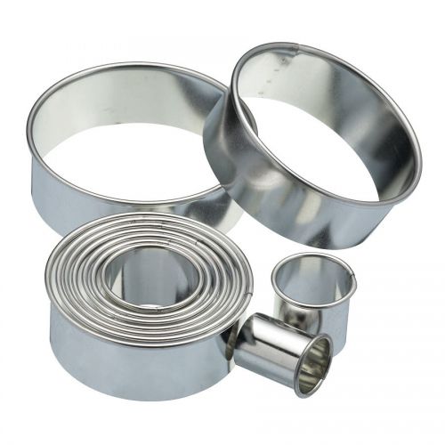 Eleven Round Plain Pastry Cutters & Storage Tin